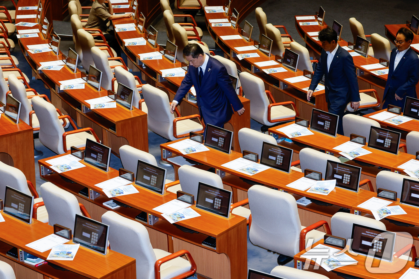 (서울=뉴스1) 안은나 기자 = 김병기 더불어민주당 대표 직무대행 겸 원내대표가 4일 오후 서울 여의도 국회에서 제426회국회(임시회) 제5차 본회의 개의가 지연되는 가운데 우원식 …