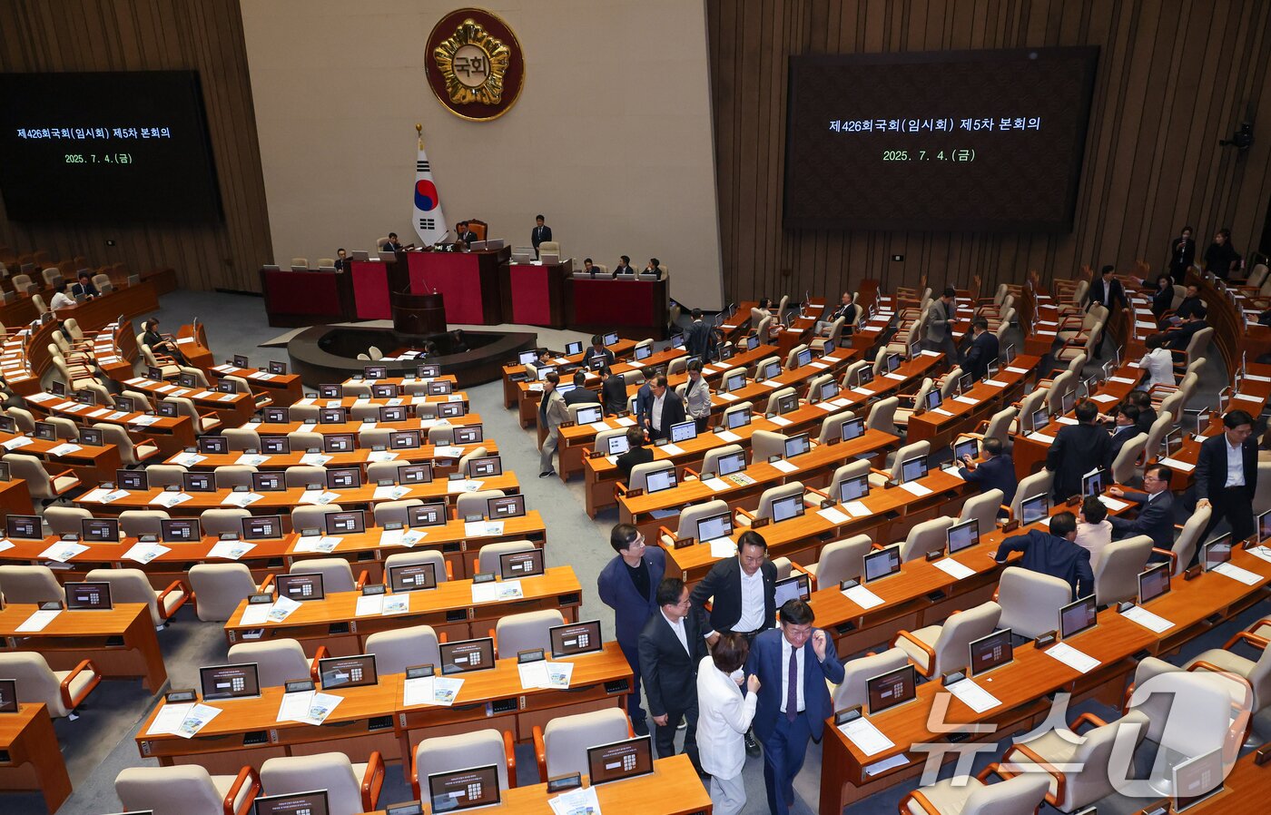 본문 이미지 - 송언석 국민의힘 비상대책위원장 겸 원내대표를 비롯한 의원들이 4일 오후 서울 여의도 국회에서 제426회국회&#40;임시회&#41; 제5차 본회의 개의 지연에 항의하며 퇴장하고 있다. 2025.7.4/뉴스1 ⓒ News1 안은나 기자
