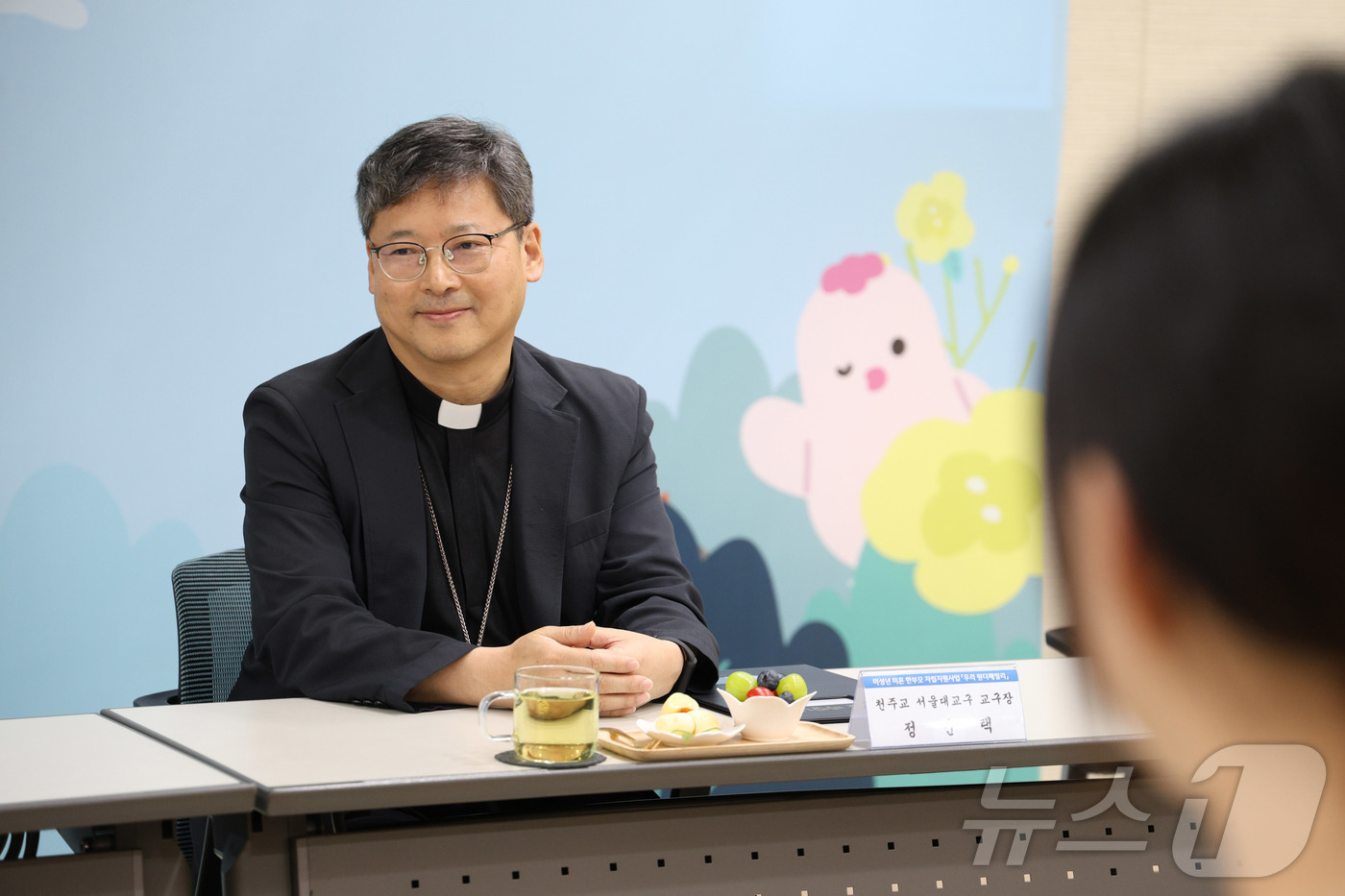 (서울=뉴스1) 박지혜 기자 = 정순택 천주교 서울대교구장 대주교가 4일 오후 서울 명동 천주교 서울대교구청에서 열린 미성년 미혼 한부모 초청 간담회에서 수혜자의 이야기를 경청하 …