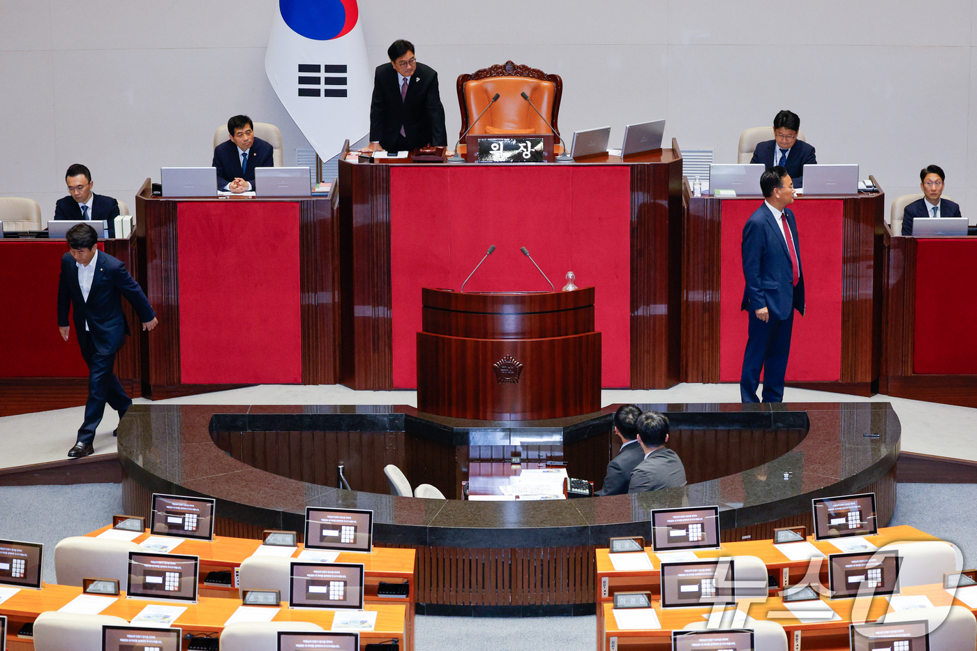 (서울=뉴스1) 안은나 기자 = 문진석 더불어민주당, 유상범 국민의힘 원내수석부대표가 4일 오후 서울 여의도 국회 본회의장에서 우원식 의장과 대화한 뒤 자리로 향하고 있다. 202 …