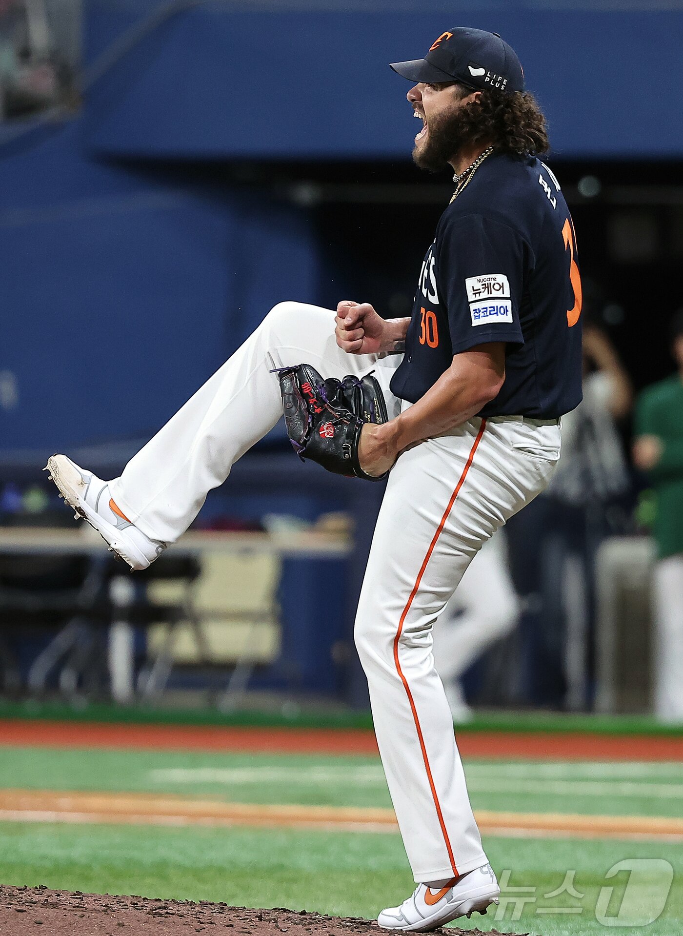 본문 이미지 - 4일 오후 서울 구로구 고척스카이돔에서 열린 프로야구 &#39;2025 신한 SOL뱅크 KBO 리그&#39; 한화 이글스와 키움 히어로즈의 경기, 한화 선발 폰세가 6회말 2사 2루 상황 키움 주성원을 삼진으로 잡은 뒤 포효하고 있다. 2025.7.4/뉴스1 ⓒ News1 김진환 기자
