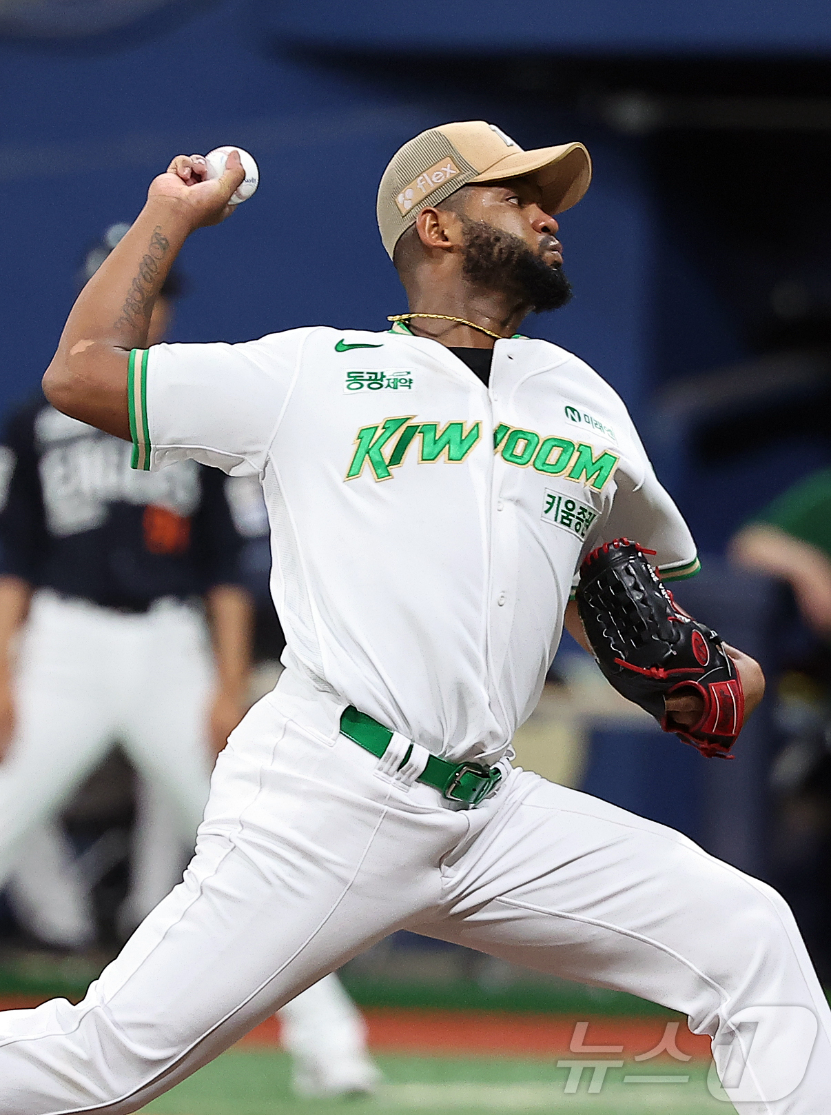 (서울=뉴스1) 김진환 기자 = 4일 오후 서울 구로구 고척스카이돔에서 열린 프로야구 '2025 신한 SOL뱅크 KBO 리그' 한화 이글스와 키움 히어로즈의 경기, 키움 선발 알칸 …