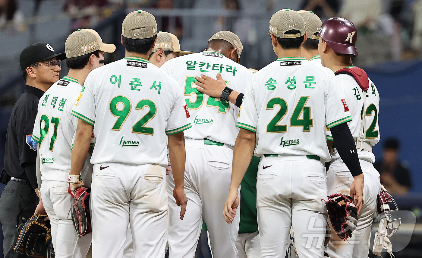 (서울=뉴스1) 김진환 기자 = 4일 오후 서울 구로구 고척스카이돔에서 열린 프로야구 '2025 신한 SOL뱅크 KBO 리그' 한화 이글스와 키움 히어로즈의 경기, 키움 선발 알칸 …