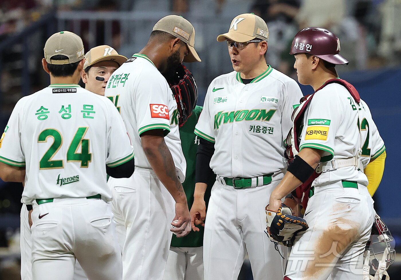 본문 이미지 - 4일 오후 서울 구로구 고척스카이돔에서 열린 프로야구 &#39;2025 신한 SOL뱅크 KBO 리그&#39; 한화 이글스와 키움 히어로즈의 경기, 키움 홍원기 감독이 8회초 1사 1루 상황 마운드를 방문해 선발 알칸타라를 비롯한 야수들과 대화를 나누고 있다. 2025.7.4/뉴스1 ⓒ News1 김진환 기자
