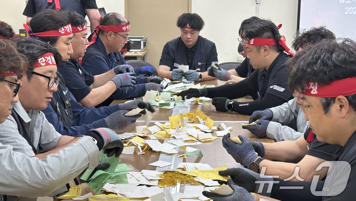 (울산=뉴스1) 조민주 기자 = 4일 울산시 동구 HD현대중공업 노동조합 지부 대회의실에서 파업 찬반투표 개표가 진행되고 있다. 투표 결과 전체 조합원 7539명 중 5050명( …