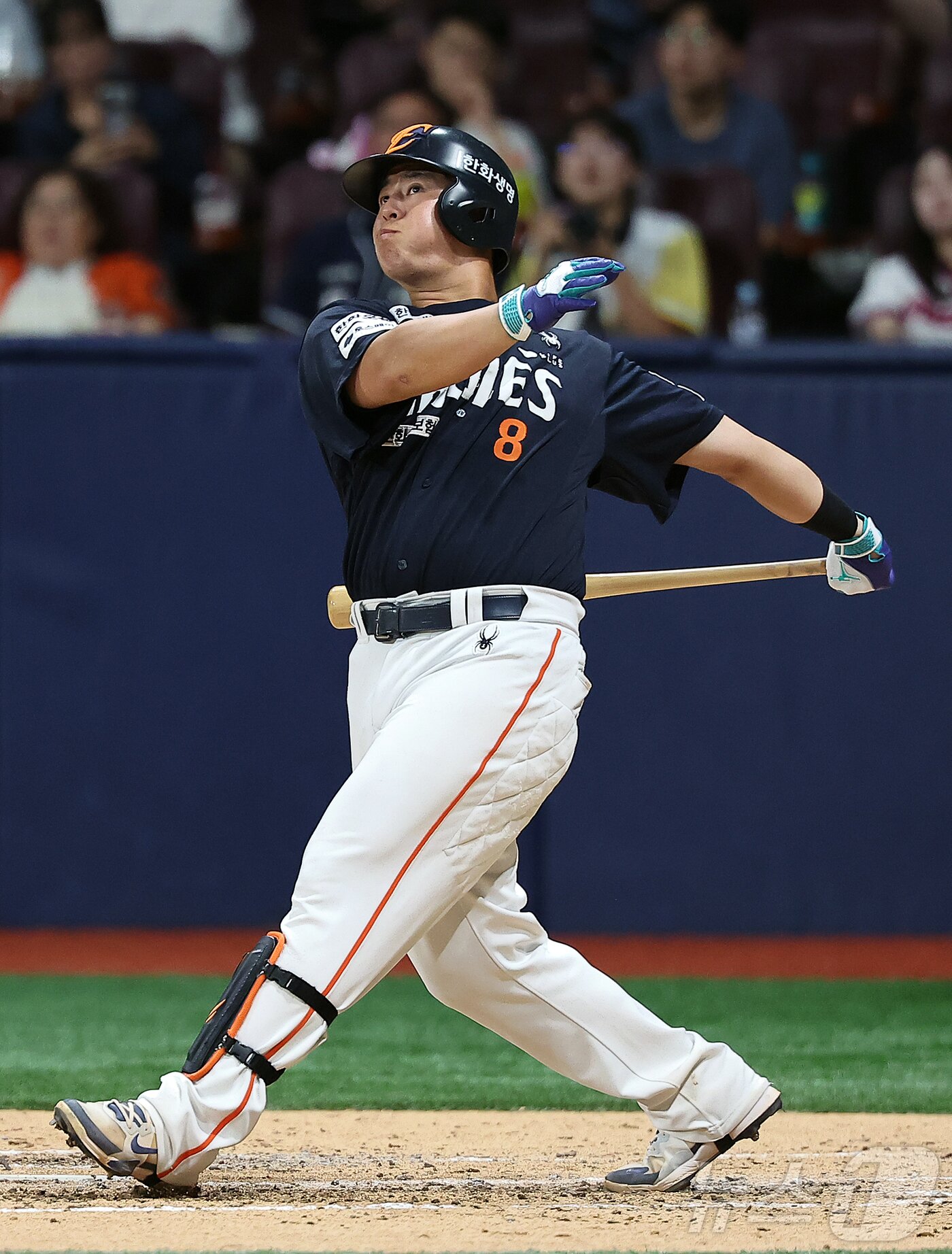 본문 이미지 - 4일 오후 서울 구로구 고척스카이돔에서 열린 프로야구 &#39;2025 신한 SOL뱅크 KBO 리그&#39; 한화 이글스와 키움 히어로즈의 경기, 한화 노시환이 9회초 1사 역전 솔로홈런을 치고 있다. 2025.7.4/뉴스1 ⓒ News1 김진환 기자