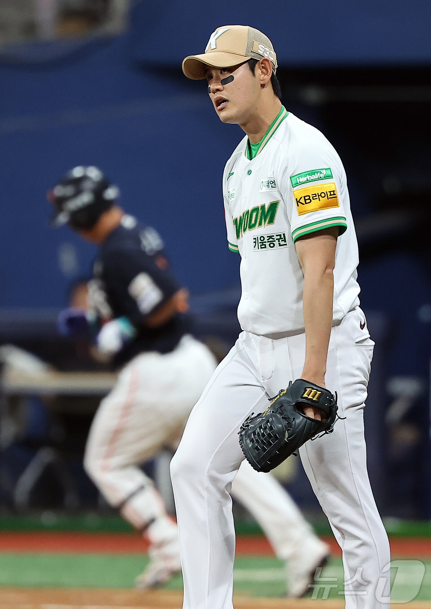 본문 이미지 - 4일 오후 서울 구로구 고척스카이돔에서 열린 프로야구 &#39;2025 신한 SOL뱅크 KBO 리그&#39; 한화 이글스와 키움 히어로즈의 경기, 키움 조영건이 9회초 1사 한화 노시환에게 역전 솔로홈런을 허용 후 아쉬워하고 있다. 2025.7.4/뉴스1 ⓒ News1 김진환 기자