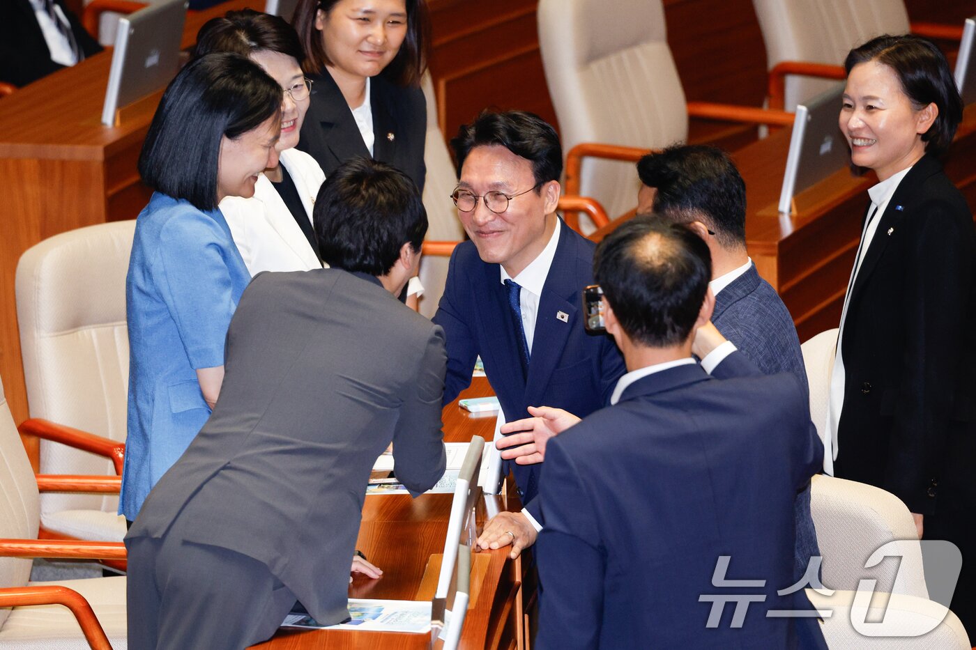 본문 이미지 - 김민석 신임 국무총리가 4일 오후 서울 여의도 국회에서 열린 제426회 국회&#40;임시회&#41; 제5차 본회의에서 전진숙 더불어민주당 의원과 악수하고 있다. 2025.7.4/뉴스1 ⓒ News1 안은나 기자