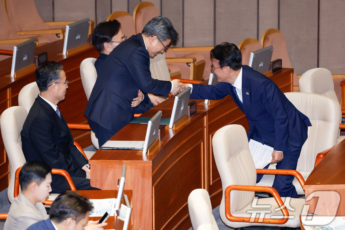 (서울=뉴스1) 안은나 기자 = 김민석 신임 국무총리가 4일 오후 서울 여의도 국회에서 열린 제426회국회(임시회) 제5차 본회의에서 오석환 교육부 차관과 악수하고 있다. 2025 …