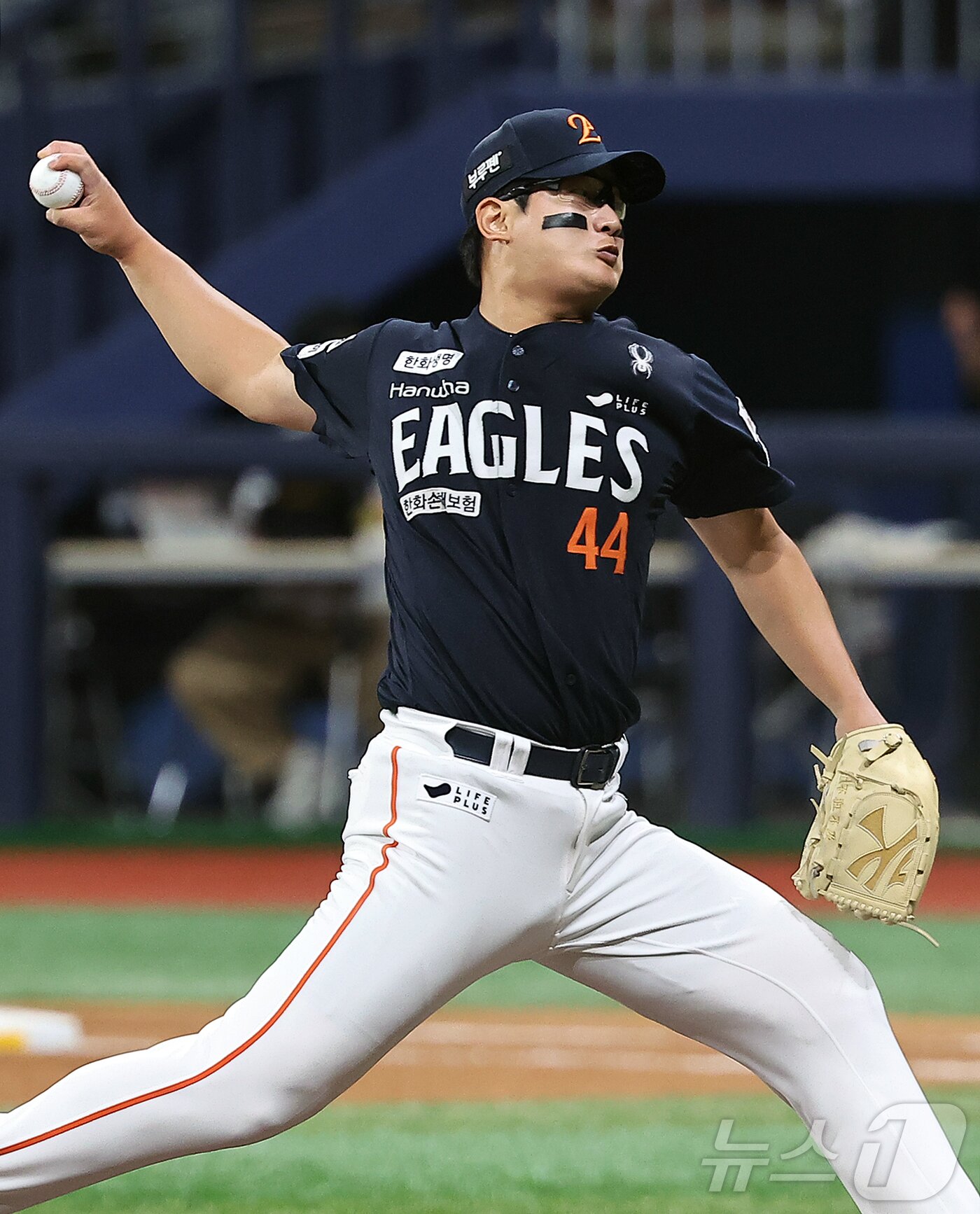 본문 이미지 - 4일 오후 서울 구로구 고척스카이돔에서 열린 프로야구 &#39;2025 신한 SOL뱅크 KBO 리그&#39; 한화 이글스와 키움 히어로즈의 경기, 한화 마무리 김서현이 9회말 등판해 힘차게 공을 던지고 있다. 2025.7.4/뉴스1 ⓒ News1 김진환 기자