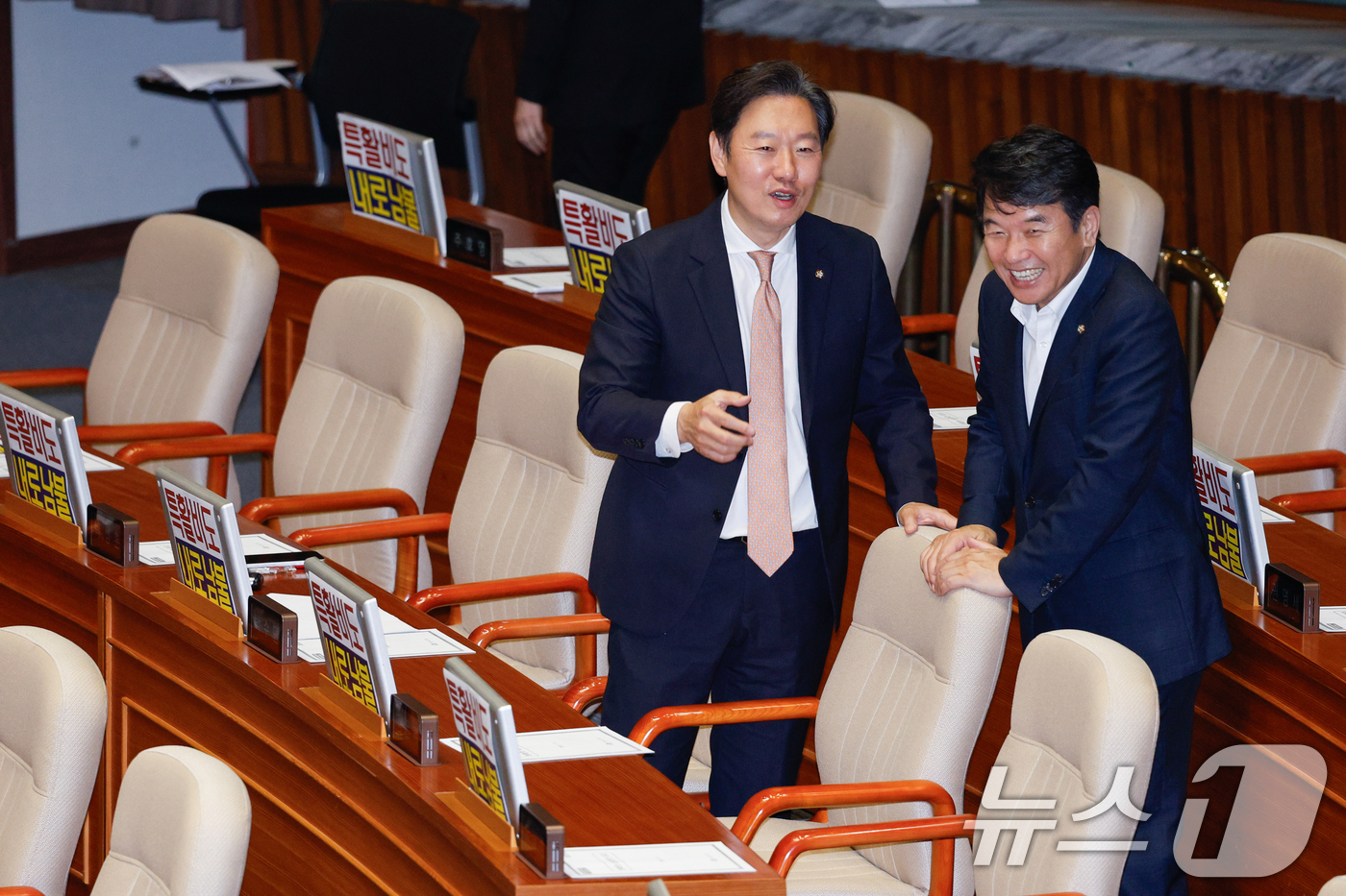 (서울=뉴스1) 안은나 기자 = 박수민 국민의힘 의원이 4일 오후 서울 여의도 국회에서 열린 제426회국회(임시회) 제5차 본회의에서 문진석 더불어민주당 원내수석부대표와 대화하고 …