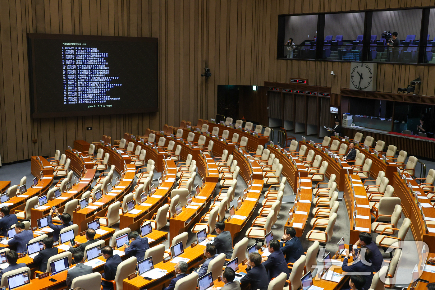 (서울=뉴스1) 안은나 기자 = 우원식 국회의장이 4일 오후 서울 여의도 국회에서 열린 제426회국회(임시회) 제5차 본회의에서 국민의힘이 개의 지연에 항의하며 불참한 가운데 20 …