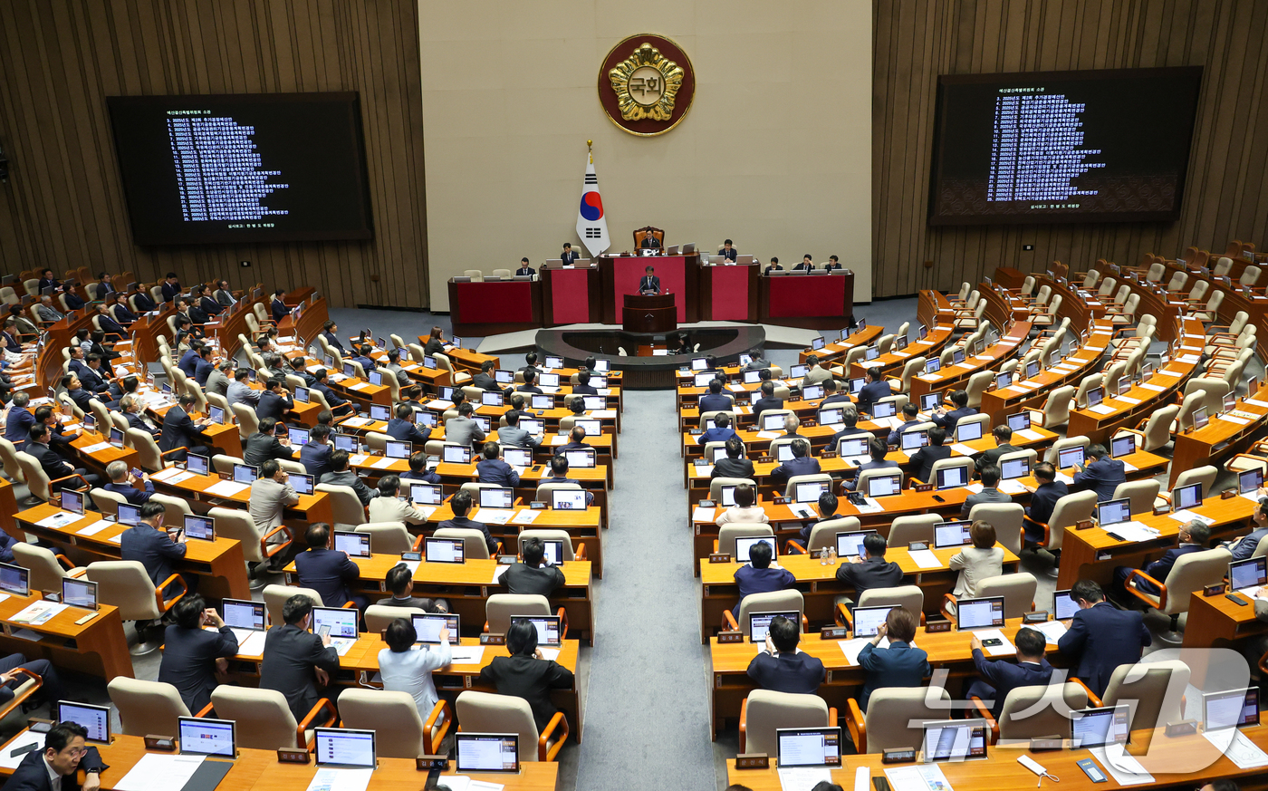 (서울=뉴스1) 안은나 기자 = 한병도 국회 예결위원장이 4일 오후 서울 여의도 국회에서 열린 제426회국회(임시회) 제5차 본회의에서 국민의힘이 개의 지연에 항의하며 불참한 가운 …