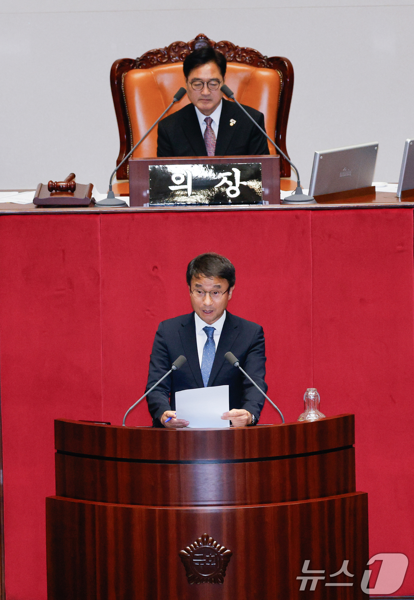 (서울=뉴스1) 안은나 기자 = 한병도 국회 예결위원장이 4일 오후 서울 여의도 국회에서 열린 제426회국회(임시회) 제5차 본회의에서 국민의힘이 개의 지연에 항의하며 불참한 가운 …