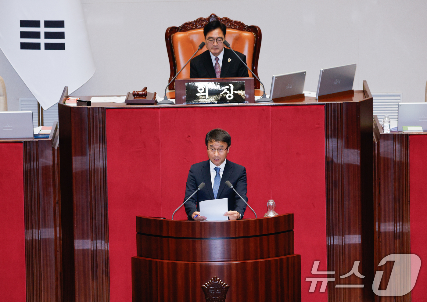 (서울=뉴스1) 안은나 기자 = 한병도 국회 예결위원장이 4일 오후 서울 여의도 국회에서 열린 제426회국회(임시회) 제5차 본회의에서 국민의힘이 개의 지연에 항의하며 불참한 가운 …