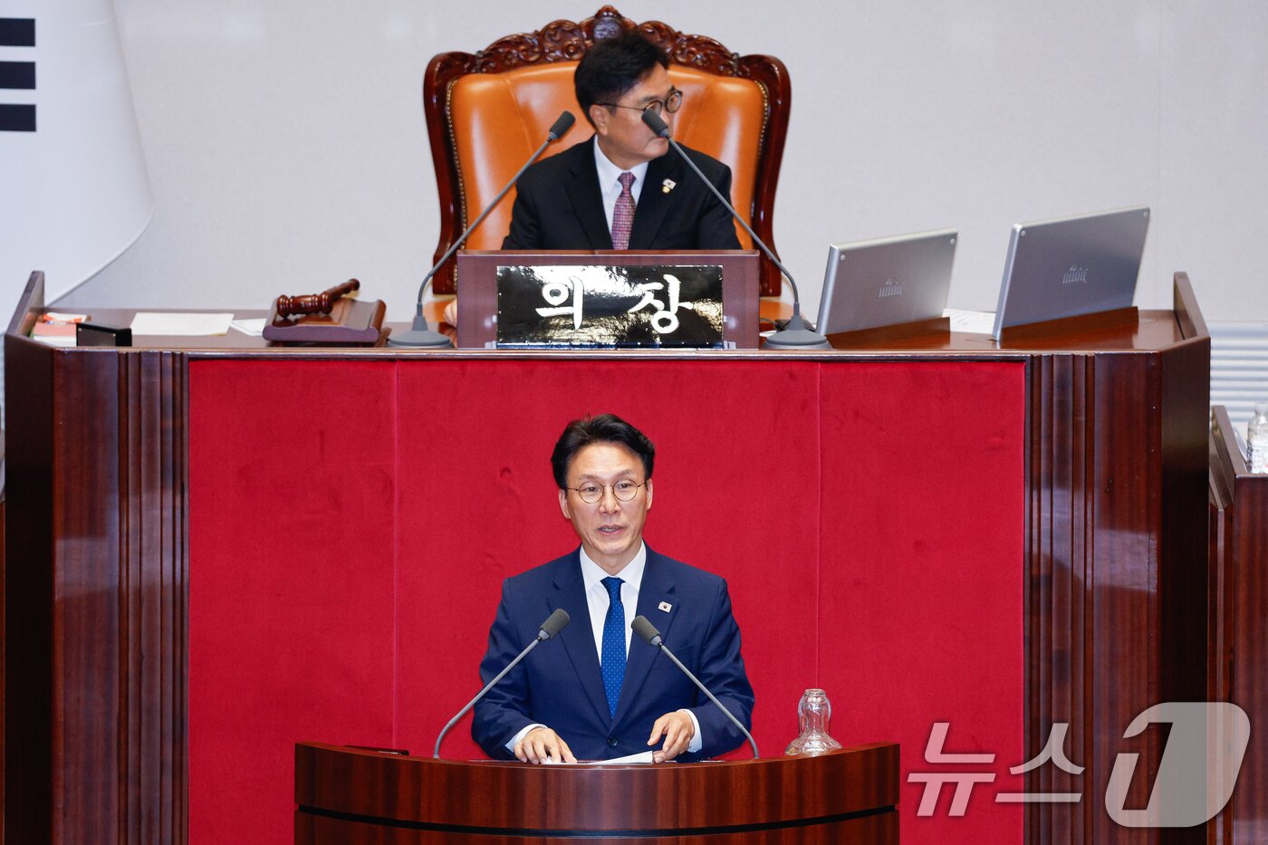 본문 이미지 - 김민석 국무총리가 4일 오후 서울 여의도 국회에서 열린 제426회 국회&#40;임시회&#41; 제5차 본회의에서 2025년도 제2회 추가경정예산안 통과에 대한 정부측 인사말을 하고 있다. 2025.7.4/뉴스1 ⓒ News1 안은나 기자