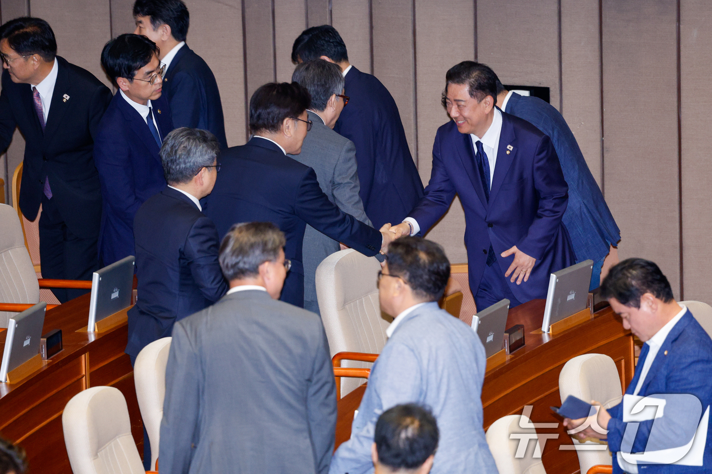 (서울=뉴스1) 안은나 기자 = 김병기 더불어민주당 대표 직무대행 겸 원내대표가 4일 오후 서울 여의도 국회에서 추경안 통과를 위해 열린 제426회국회(임시회) 제5차 본회의 산회 …