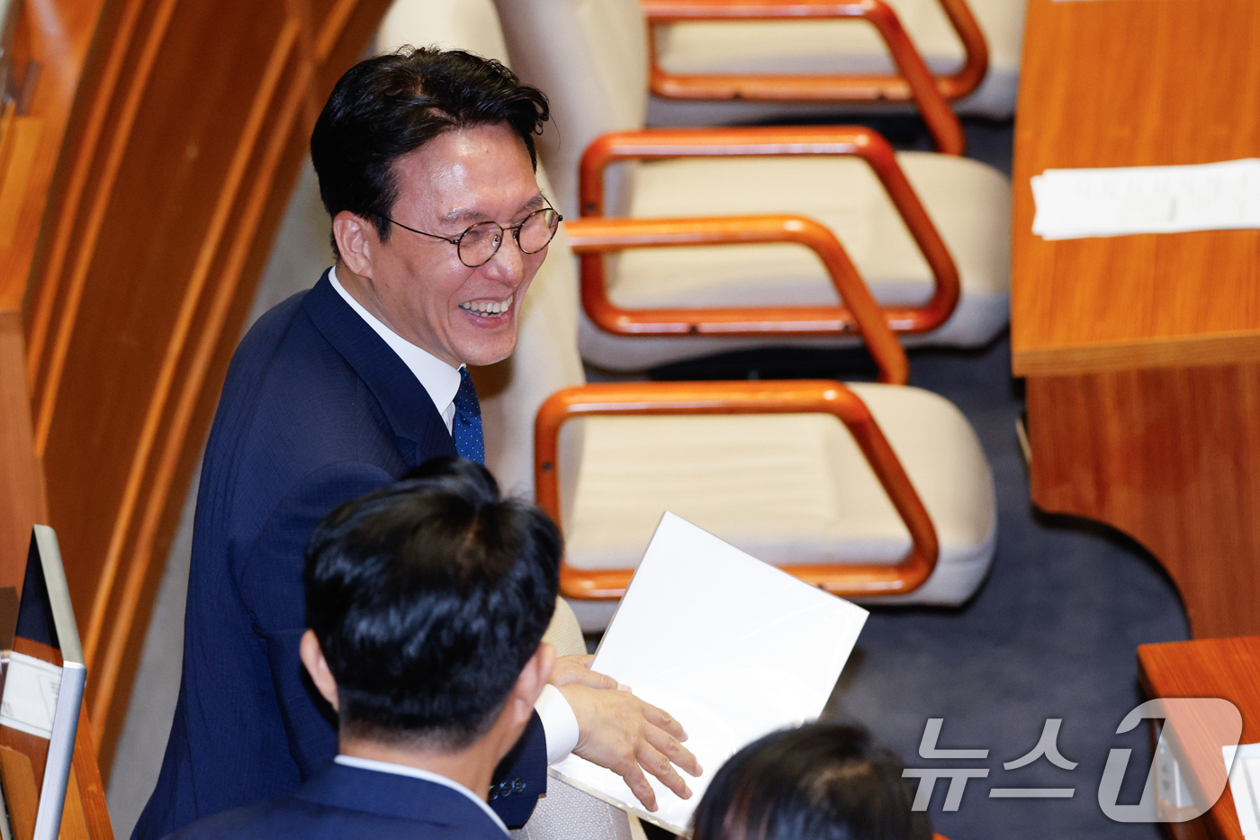 (서울=뉴스1) 안은나 기자 = 김민석 국무총리가 4일 오후 서울 여의도 국회에서 추경안 통과를 위해 열린 제426회국회(임시회) 제5차 본회의가 산회된 뒤 의원들과 인사를 나누고 …