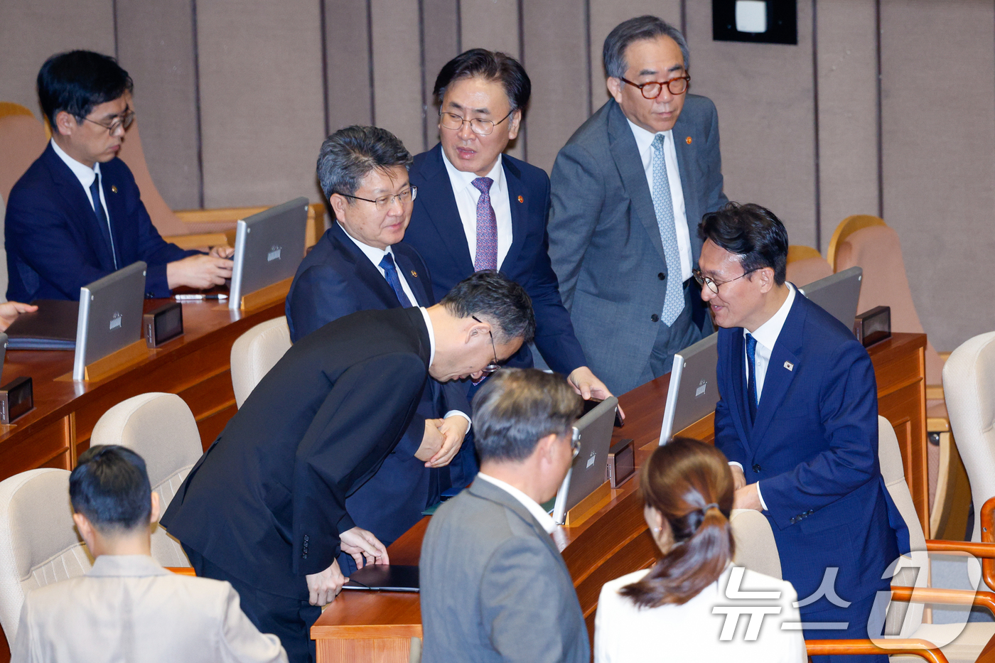 (서울=뉴스1) 안은나 기자 = 김민석 국무총리가 4일 오후 서울 여의도 국회에서 추경안 통과를 위해 열린 제426회국회(임시회) 제5차 본회의가 산회된 뒤 이형일 기획재정부 장관 …