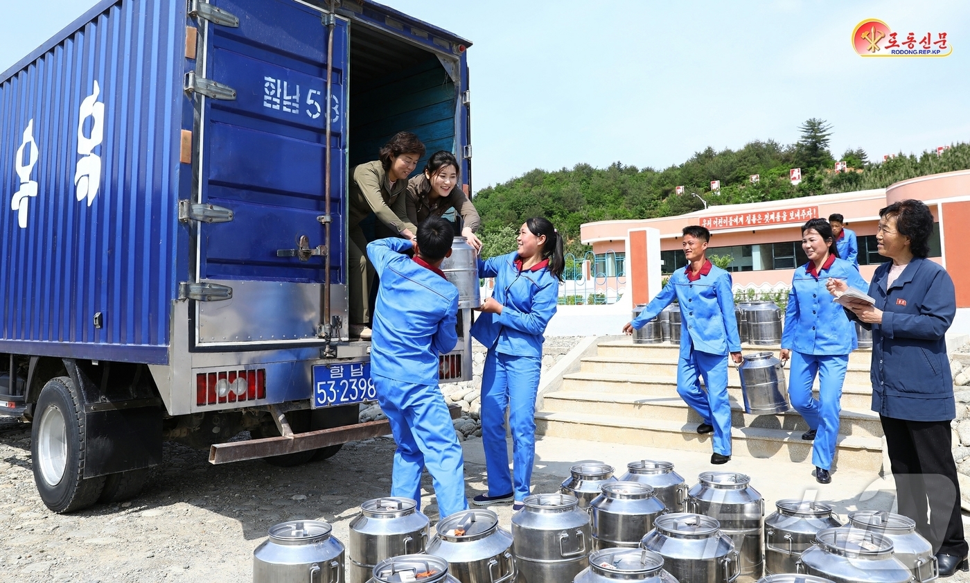 (평양 노동신문=뉴스1) = 북한 노동당 기관지 노동신문은 5일 "당의 육아정책을 받들고 젖제품 생산을 늘여가고 있다"면서 금야군청년목장을 조명했다. [국내에서만 사용가능. 재배포 …