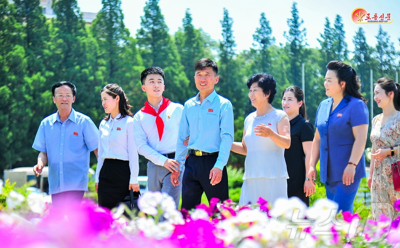 (평양 노동신문=뉴스1) = 북한 노동당 기관지 노동신문은 5일 제대병사를 돕는 주민들의 모습을 조명하며 "사회주의의 참모습"이라고 선전했다. [국내에서만 사용가능. 재배포 금지. …