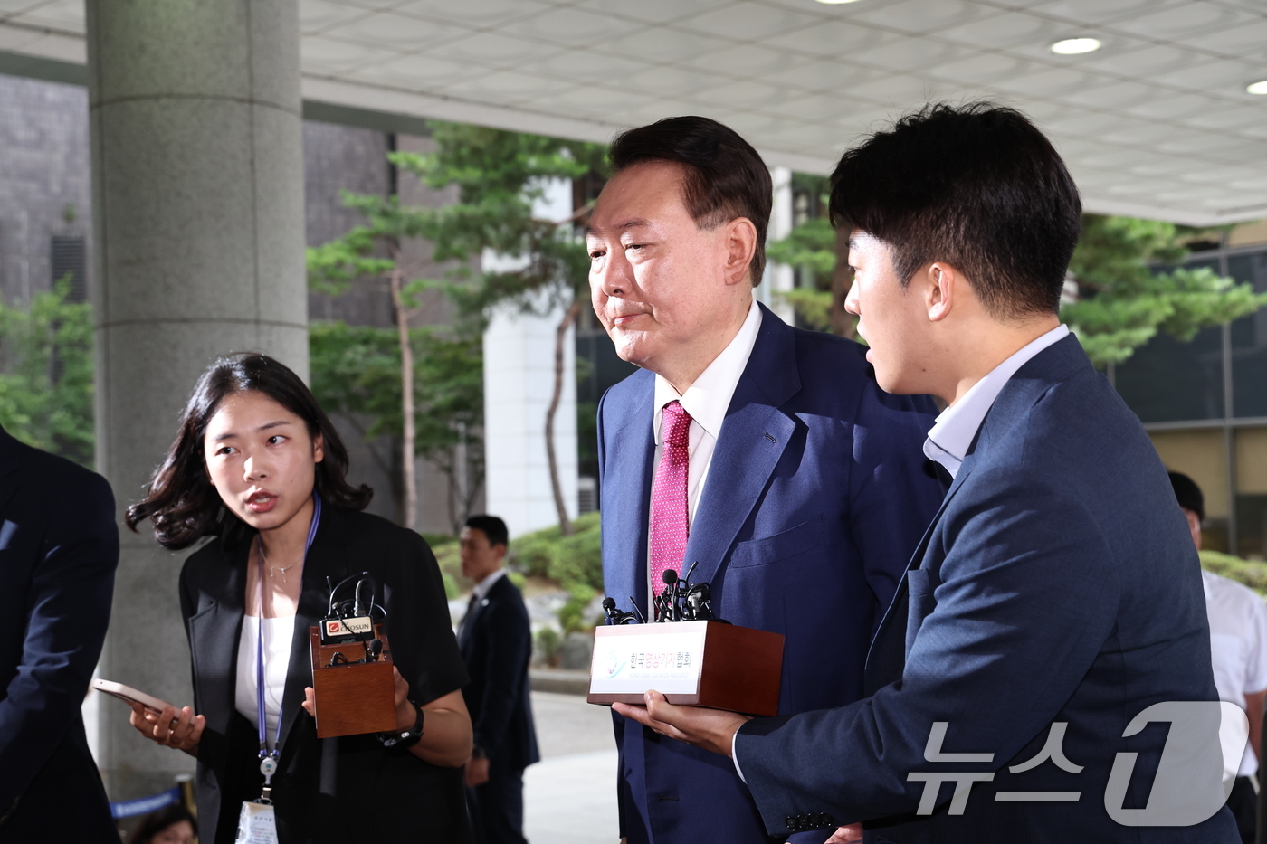 (서울=뉴스1) 구윤성 기자 = 윤석열 전 대통령이 5일 오전 서초구 서울고등검찰청에 마련된 내란특검에서 2차 대면조사를 받기 위해 출석하고 있다. 2025.7.5/뉴스1