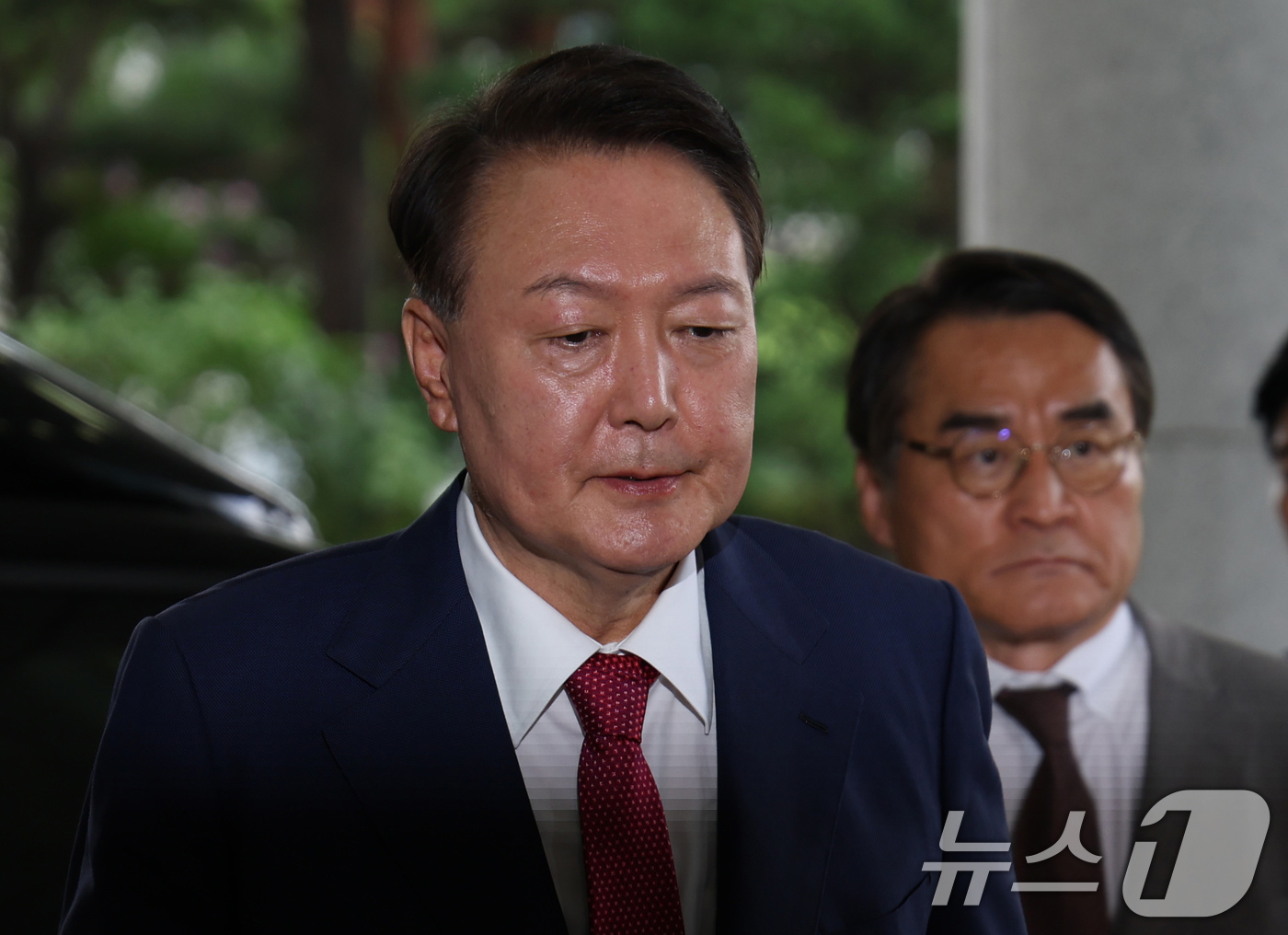 (서울=뉴스1) 구윤성 기자 = 윤석열 전 대통령이 5일 오전 서초구 서울고등검찰청에 마련된 내란특검에서 2차 대면조사를 받기 위해 출석하고 있다. (공동취재) 2025.7.5/뉴 …