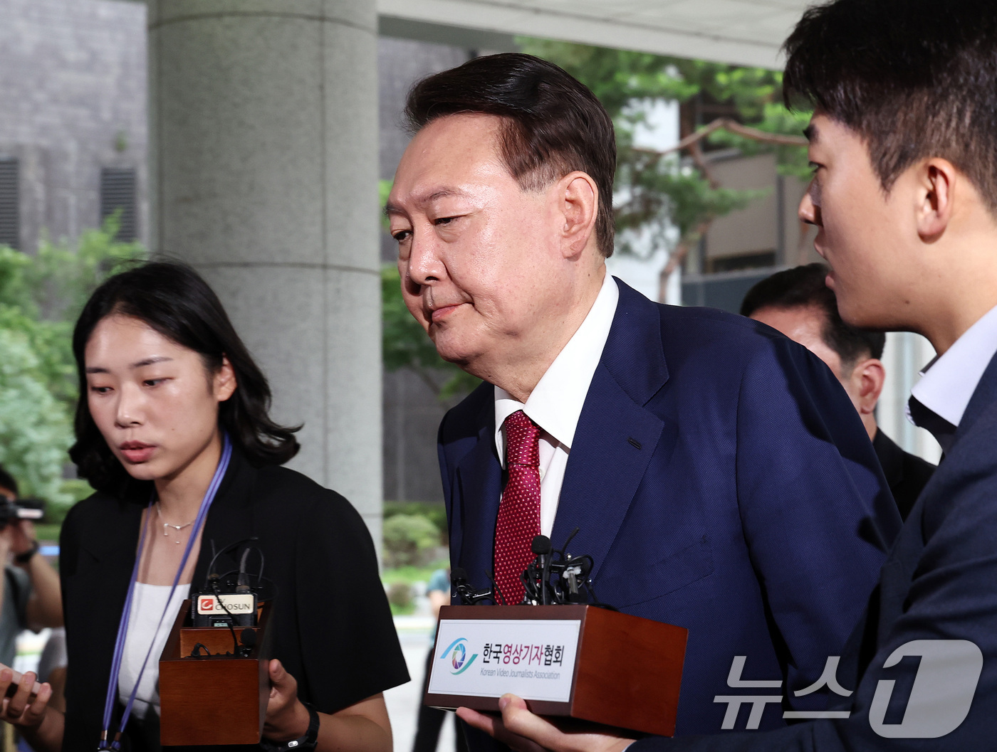 (서울=뉴스1) 구윤성 기자 = 윤석열 전 대통령이 5일 오전 서초구 서울고등검찰청에 마련된 내란특검에서 2차 대면조사를 받기 위해 출석하고 있다. 2025.7.5/뉴스1