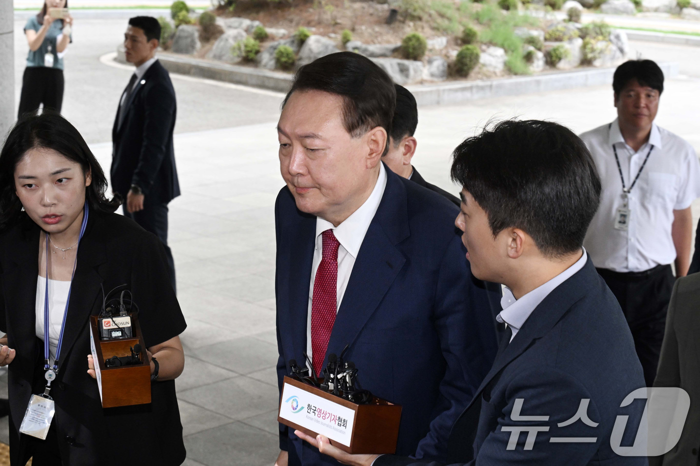 (서울=뉴스1) 구윤성 기자 = 윤석열 전 대통령이 5일 오전 서초구 서울고등검찰청에 마련된 내란특검에서 2차 대면조사를 받기 위해 출석하고 있다. (공동취재) 2025.7.5/뉴 …