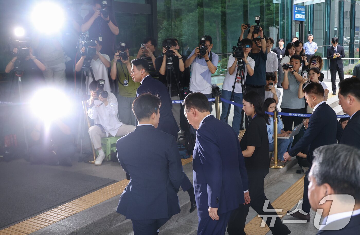 본문 이미지 - 윤석열 전 대통령이 5일 오전 서초구 서울고등검찰청에 마련된 내란특검에서 2차 대면조사를 받기 위해 출석하고 있다. &#40;공동취재&#41; 2025.7.5/뉴스1 ⓒ News1 구윤성 기자