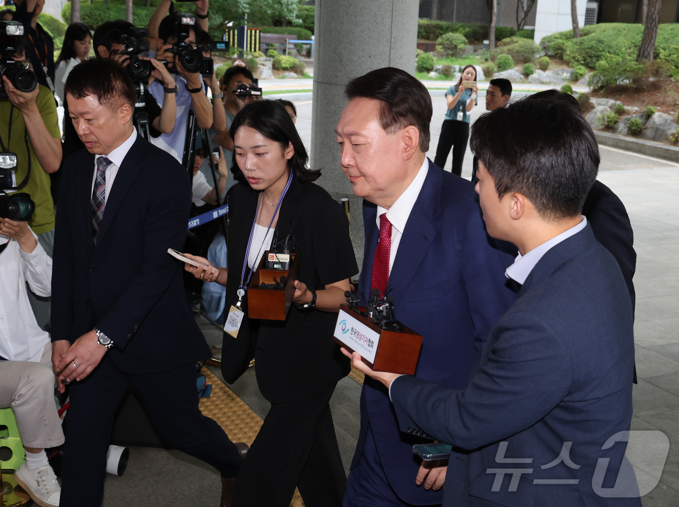 (서울=뉴스1) 구윤성 기자 = 윤석열 전 대통령이 5일 오전 서초구 서울고등검찰청에 마련된 내란특검에서 2차 대면조사를 받기 위해 출석하고 있다. (공동취재) 2025.7.5/뉴 …