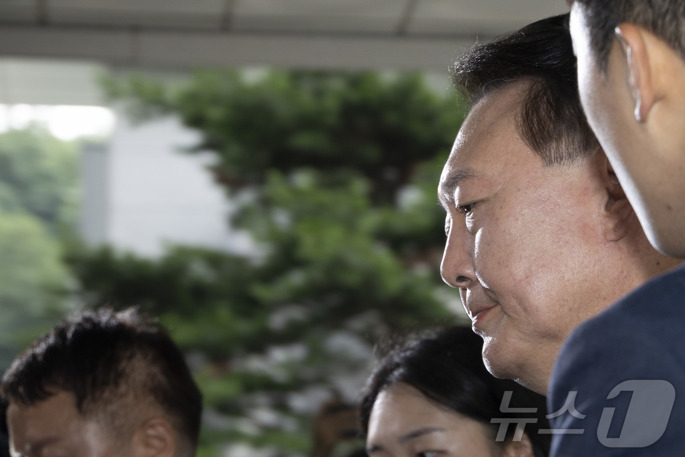 (서울=뉴스1) 구윤성 기자 = 윤석열 전 대통령이 5일 오전 서초구 서울고등검찰청에 마련된 내란특검에서 2차 대면조사를 받기 위해 출석하고 있다. (공동취재) 2025.7.5/뉴 …