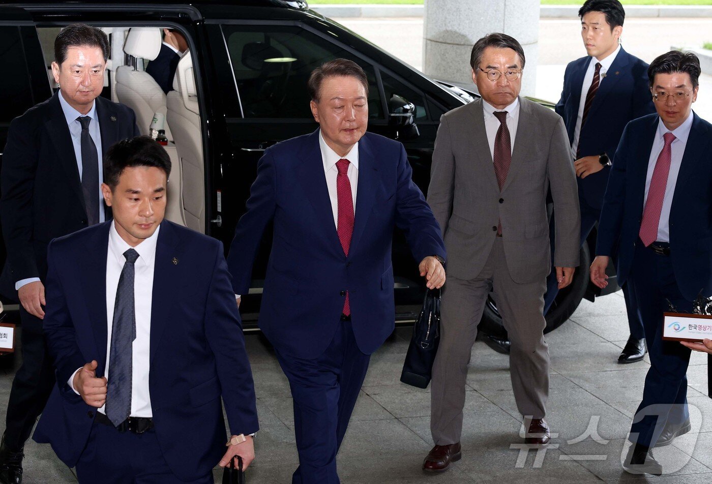 본문 이미지 - 윤석열 전 대통령이 5일 오전 서초구 서울고등검찰청에 마련된 내란특검에서 2차 대면조사를 받기 위해 출석하고 있다. &#40;공동취재&#41; 2025.7.5/뉴스1 ⓒ News1 구윤성 기자