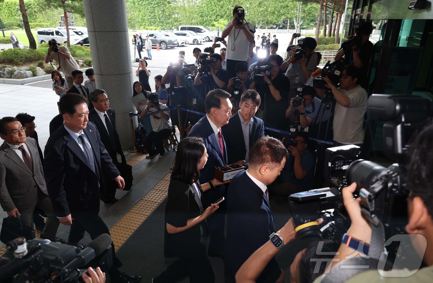 (서울=뉴스1) 구윤성 기자 = 윤석열 전 대통령이 5일 오전 서초구 서울고등검찰청에 마련된 내란특검에서 2차 대면조사를 받기 위해 출석하고 있다. (공동취재) 2025.7.5/뉴 …
