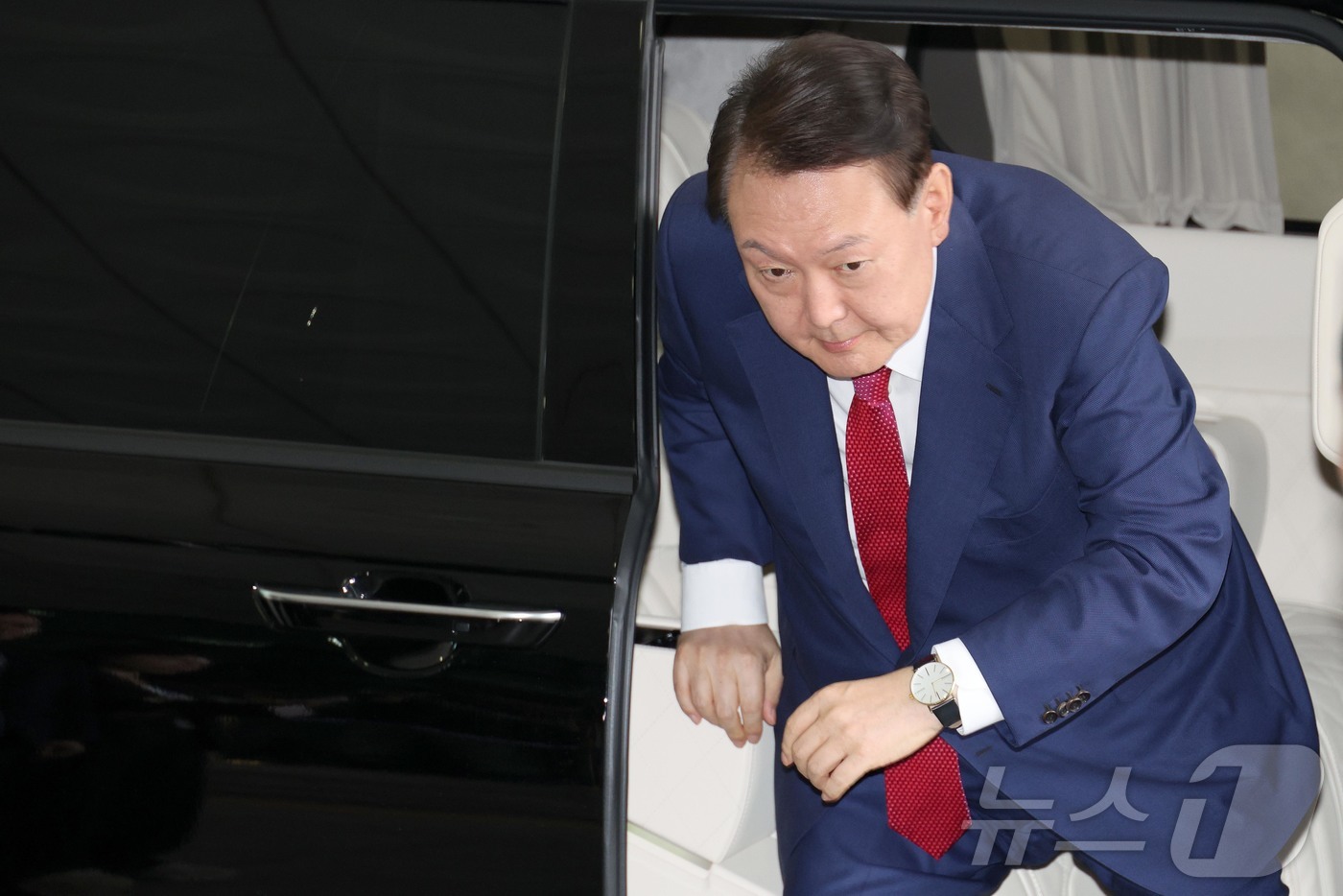 (서울=뉴스1) 구윤성 기자 = 윤석열 전 대통령이 5일 오전 서초구 서울고등검찰청에 마련된 내란특검에서 2차 대면조사를 받기 위해 출석하고 있다. (공동취재) 2025.7.5/뉴 …