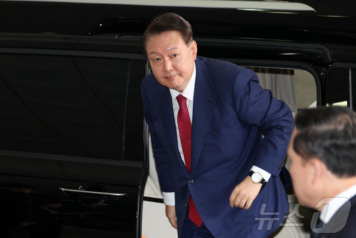 (서울=뉴스1) 구윤성 기자 = 윤석열 전 대통령이 5일 오전 서초구 서울고등검찰청에 마련된 내란특검에서 2차 대면조사를 받기 위해 출석하고 있다. (공동취재) 2025.7.5/뉴 …