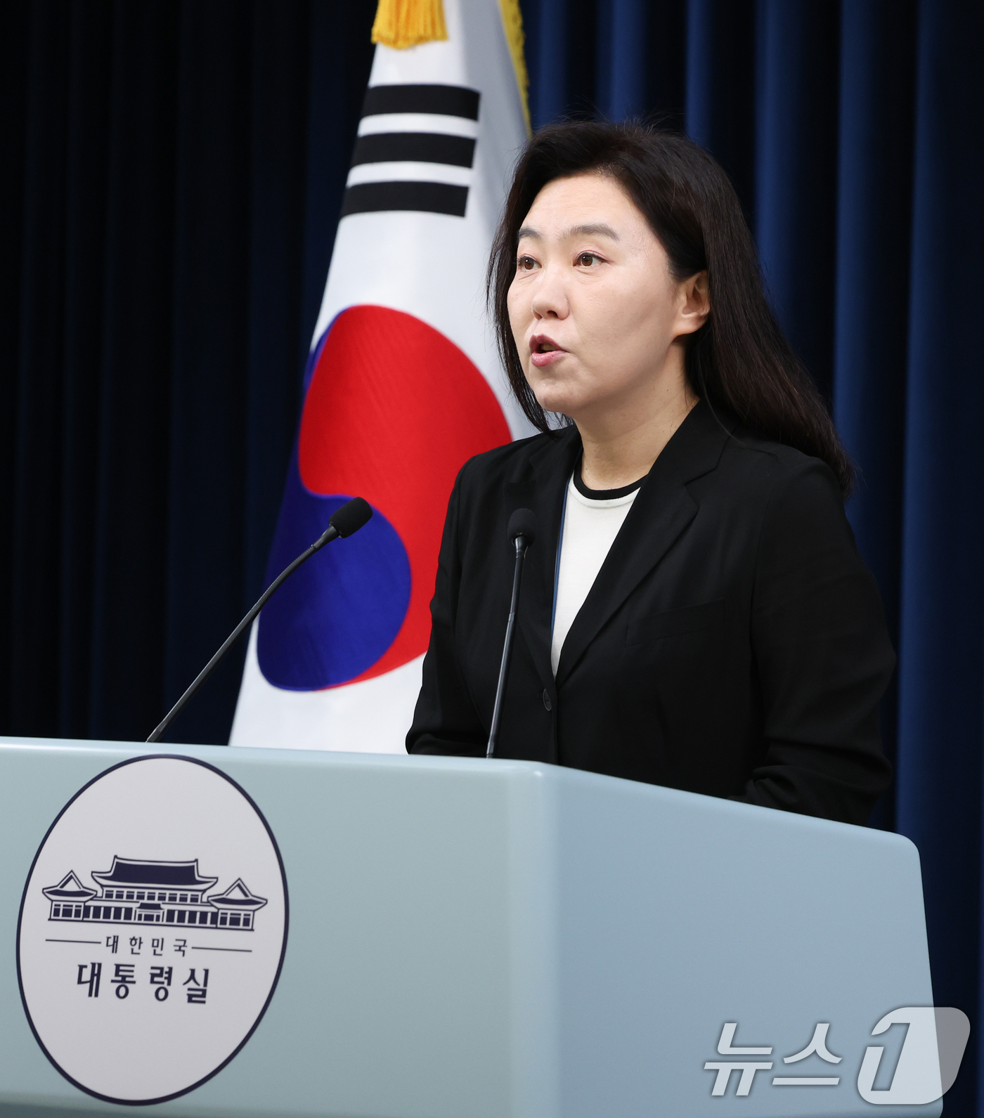 (서울=뉴스1) 허경 기자 = 강유정 대통령실 대변인이 5일 서울 용산구 대통령실 청사에서 국무회의 관련 브리핑을 하고 있다. 2025.7.5/뉴스1