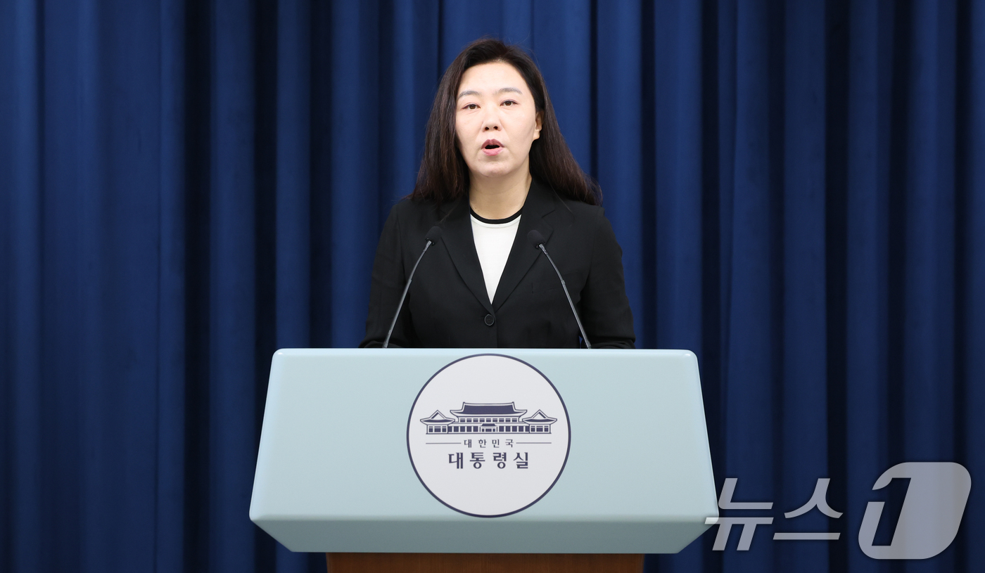 (서울=뉴스1) 허경 기자 = 강유정 대통령실 대변인이 5일 서울 용산구 대통령실 청사에서 국무회의 관련 브리핑을 하고 있다. 2025.7.5/뉴스1