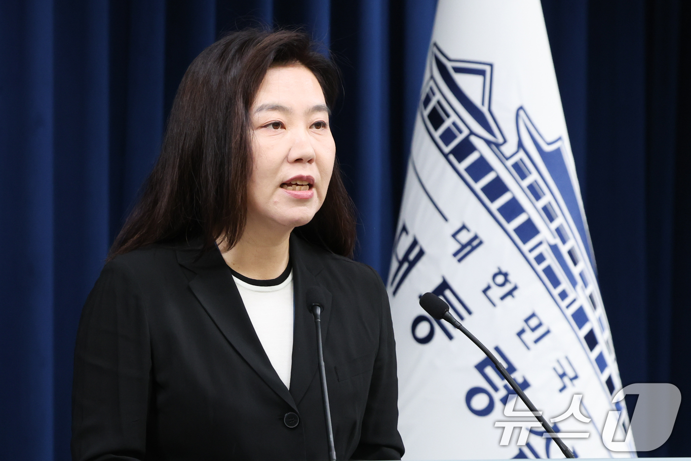 (서울=뉴스1) 허경 기자 = 강유정 대통령실 대변인이 5일 서울 용산구 대통령실 청사에서 국무회의 관련 브리핑을 하고 있다. 2025.7.5/뉴스1