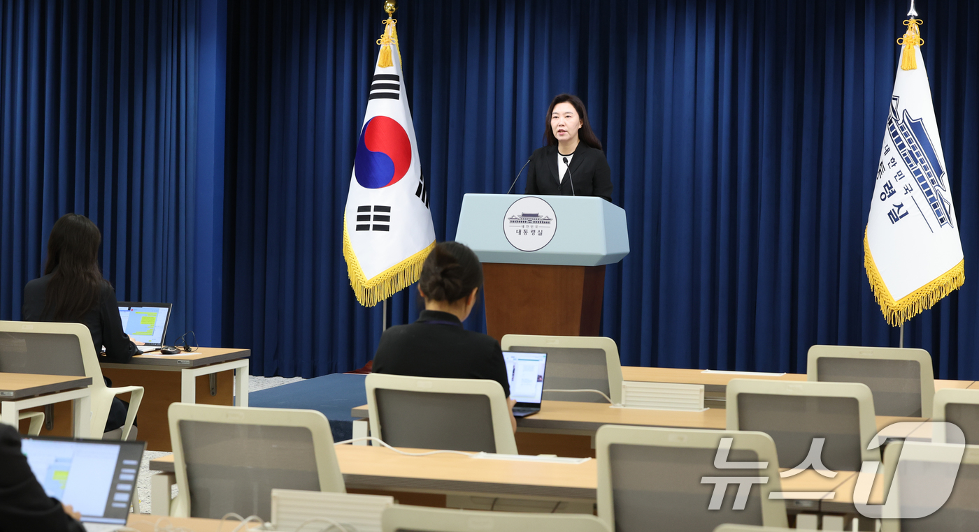 (서울=뉴스1) 허경 기자 = 강유정 대통령실 대변인이 5일 서울 용산구 대통령실 청사에서 국무회의 관련 브리핑을 하고 있다. 2025.7.5/뉴스1
