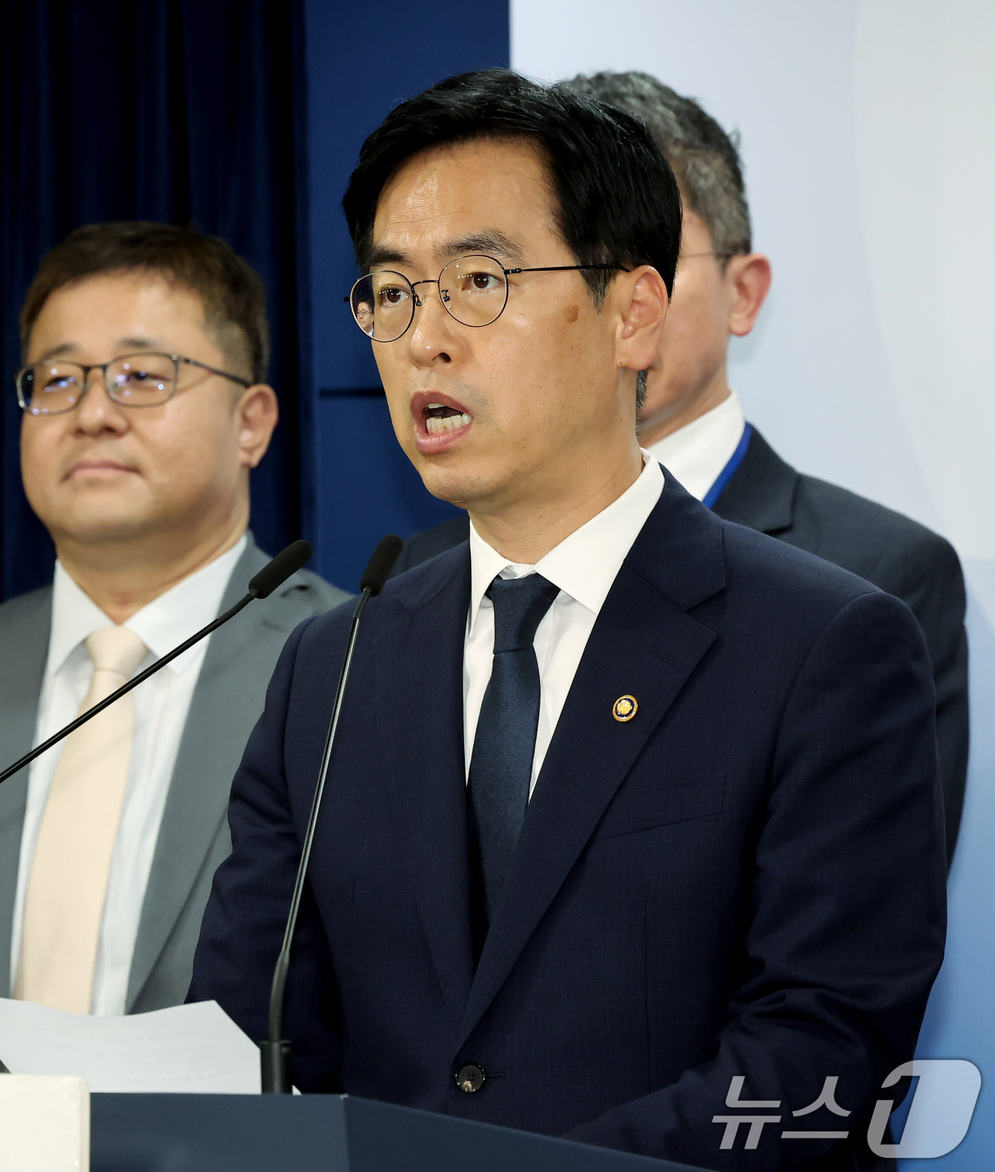 (서울=뉴스1) 장수영 기자 = 김민재 행정안전부 장관 직무대행이 5일 오전 서울 종로구 정부서울청사에서 민생회복 소비쿠폰 1차 지급계획 관련 브리핑을 하고 있다.정부는 오는 21 …