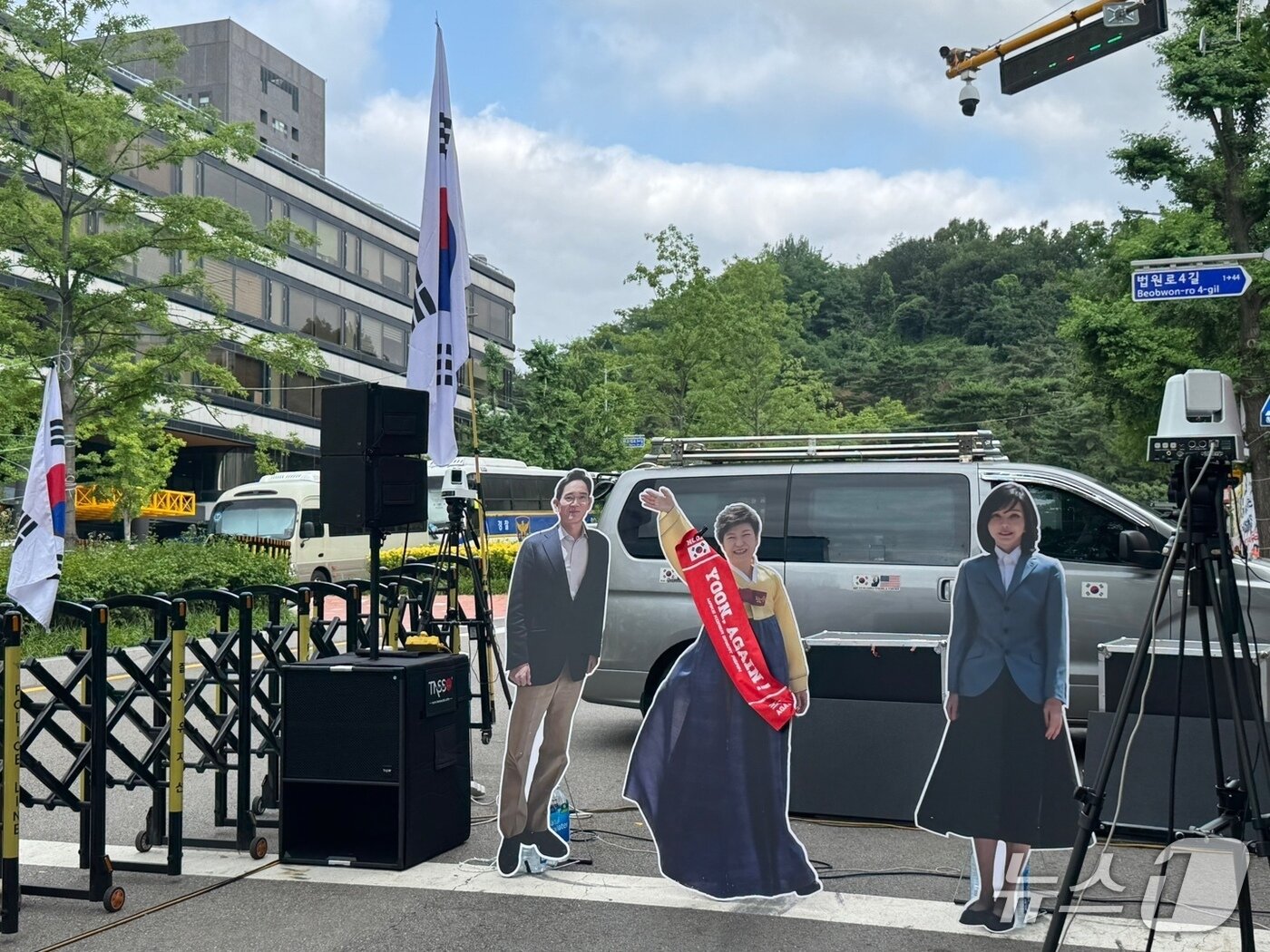 본문 이미지 - 5일 서울 서초구 서울고검 일대에 박근혜 전 대통령, 김건희 여사 등의 등신대가 놓여 있다. 2025.7.5/뉴스1 ⓒ News1 권준언 기자