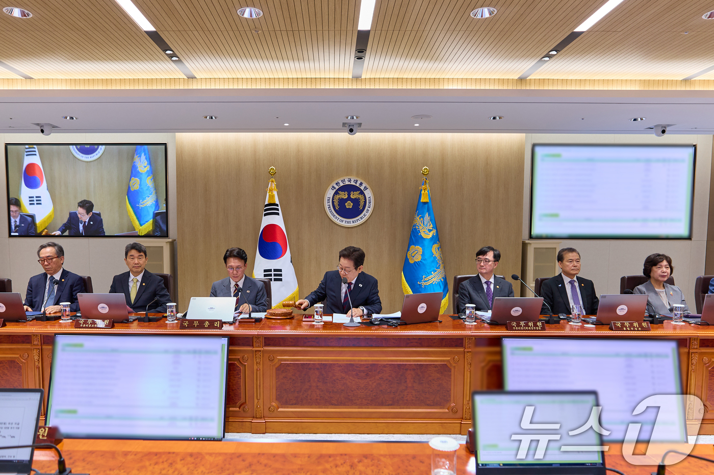 (서울=뉴스1) 허경 기자 = 이재명 대통령이 5일 서울 용산 대통령실 청사에서 열린 국무회의에서 의사봉을 두드리고 있다. (대통령실 제공. 재판매 및 DB 금지) 2025.7.5 …