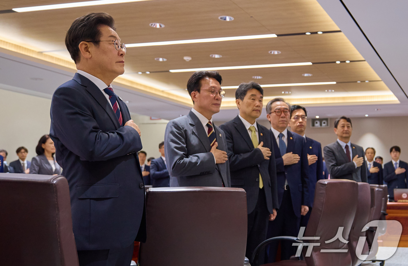 (서울=뉴스1) 허경 기자 = 이재명 대통령이 5일 서울 용산 대통령실 청사에서 열린 국무회의에서 김민석 국무총리를 비롯한 국무위원들과 함께 국민의례를 하고 있다. (대통령실 제공 …