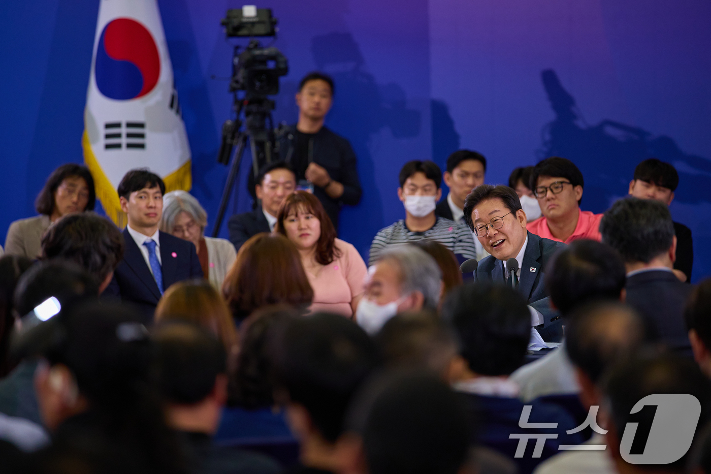 (서울=뉴스1) 허경 기자 = 이재명 대통령이 4일 대전 유성구 대전컨벤션센터에서 열린 ‘충청에서 듣다, 충청 타운홀 미팅’에서 발언을 하고 있다. (이재명 대통령 SNS. 재판매 …