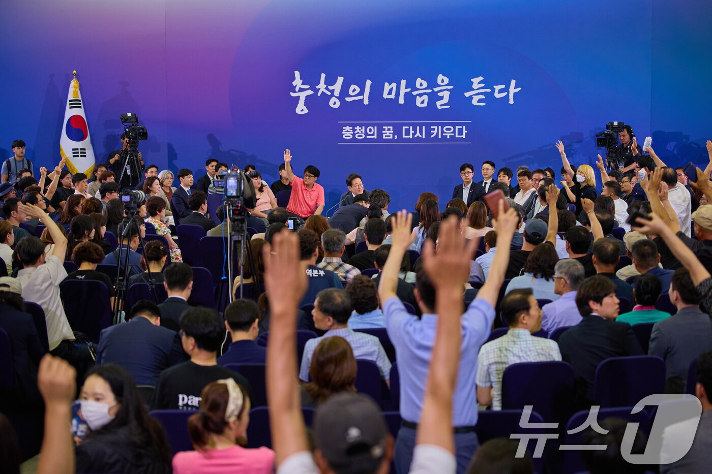 본문 이미지 - 이재명 대통령이 지난 4일 대전 유성구 대전컨벤션센터에서 열린 ‘충청에서 듣다, 충청 타운홀 미팅’에서 참석자들의 질문을 받고 있다. &#40;이재명 대통령 SNS. 재판매 및 DB 금지&#41; 2025.7.5/뉴스1 ⓒ News1 허경 기자