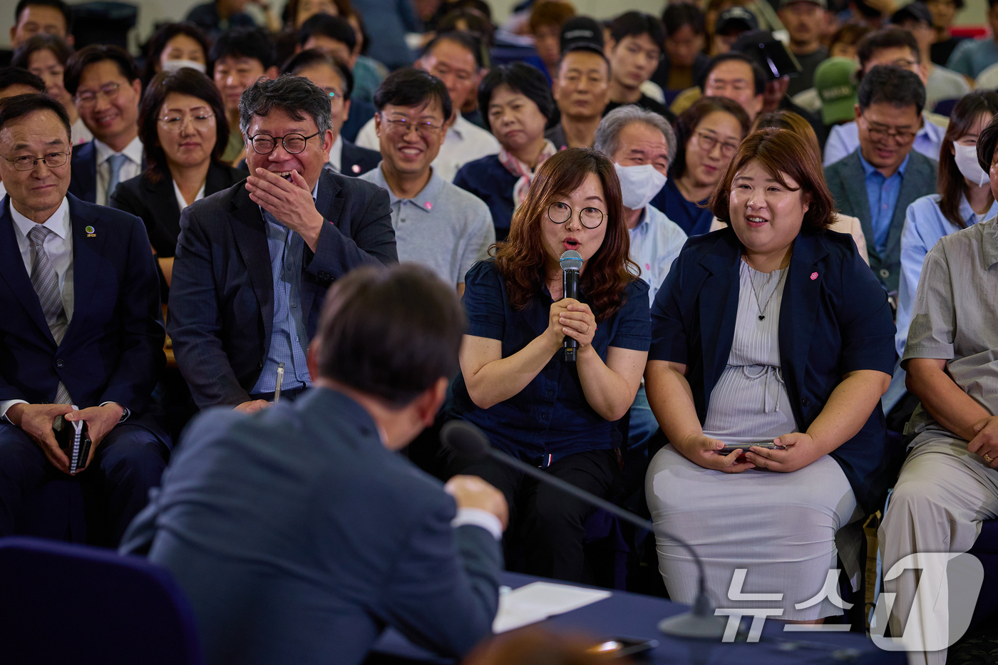 (서울=뉴스1) 허경 기자 = 이재명 대통령이 지난 4일 대전 유성구 대전컨벤션센터에서 열린 ‘충청에서 듣다, 충청 타운홀 미팅’에서 참석자의 질문을 경청하고 있다. (이재명 대통 …