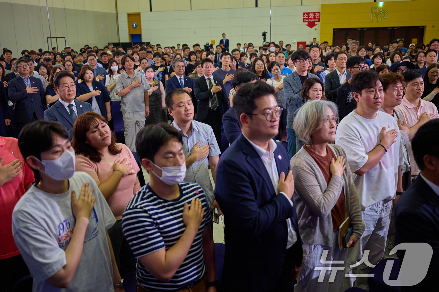 (서울=뉴스1) 허경 기자 = 이재명 대통령이 지난 4일 대전 유성구 대전컨벤션센터에서 열린 ‘충청에서 듣다, 충청 타운홀 미팅’에서 참석자들과 함께 국민의례를 하고 있다. (이재 …