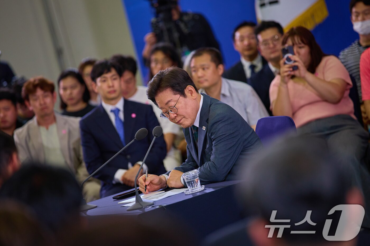 본문 이미지 - 이재명 대통령이 지난 4일 대전 유성구 대전컨벤션센터에서 열린 ‘충청에서 듣다, 충청 타운홀 미팅’에서 참석자의 질문을 경청하고 있다. &#40;이재명 대통령 SNS. 재판매 및 DB 금지&#41; 2025.7.5/뉴스1 ⓒ News1 허경 기자