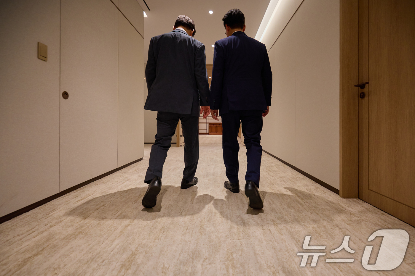 (서울=뉴스1) 허경 기자 = 이재명 대통령이 지난 4일 서울 용산 대통령실 청사에서 열린 김민석 신임 국무총리와 환담 뒤 이동하고 있다 (이재명 대통령 SNS. 재판매 및 DB …